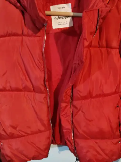Chaqueta acolchada roja para invierno - miniatura 5