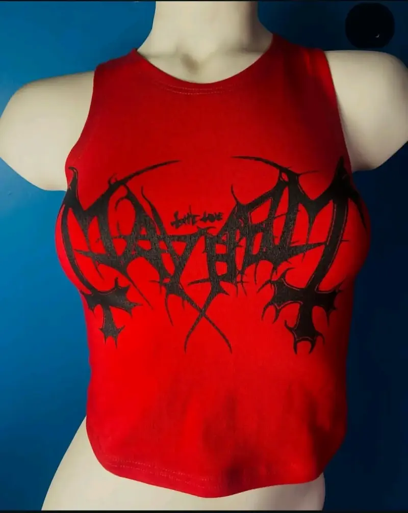 Polera sin mangas roja con diseño Mayhem