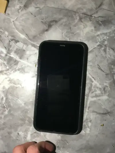 iPhone 11 en buen estado con carcasa - miniatura 1