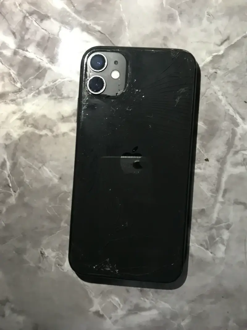 iPhone 11 en buen estado con carcasa - 2
