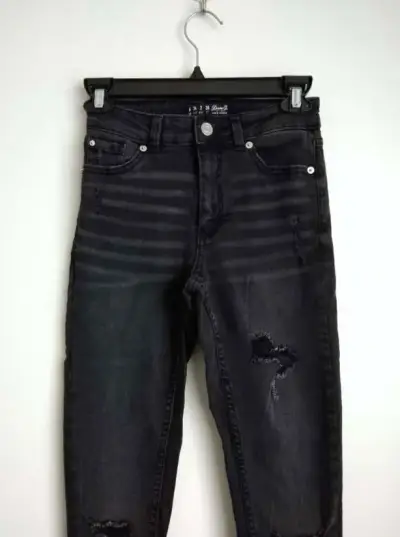 Jeans negros desgastados - miniatura 4