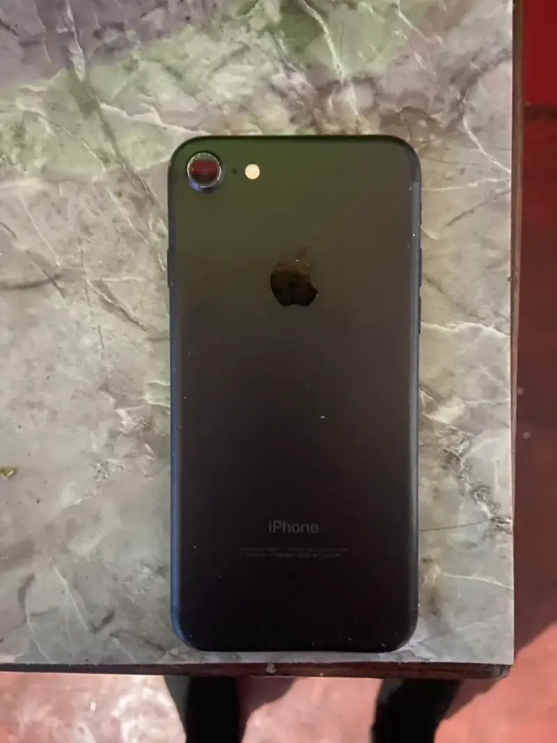 iPhone 7 en buen estado con batería al 100% - 1