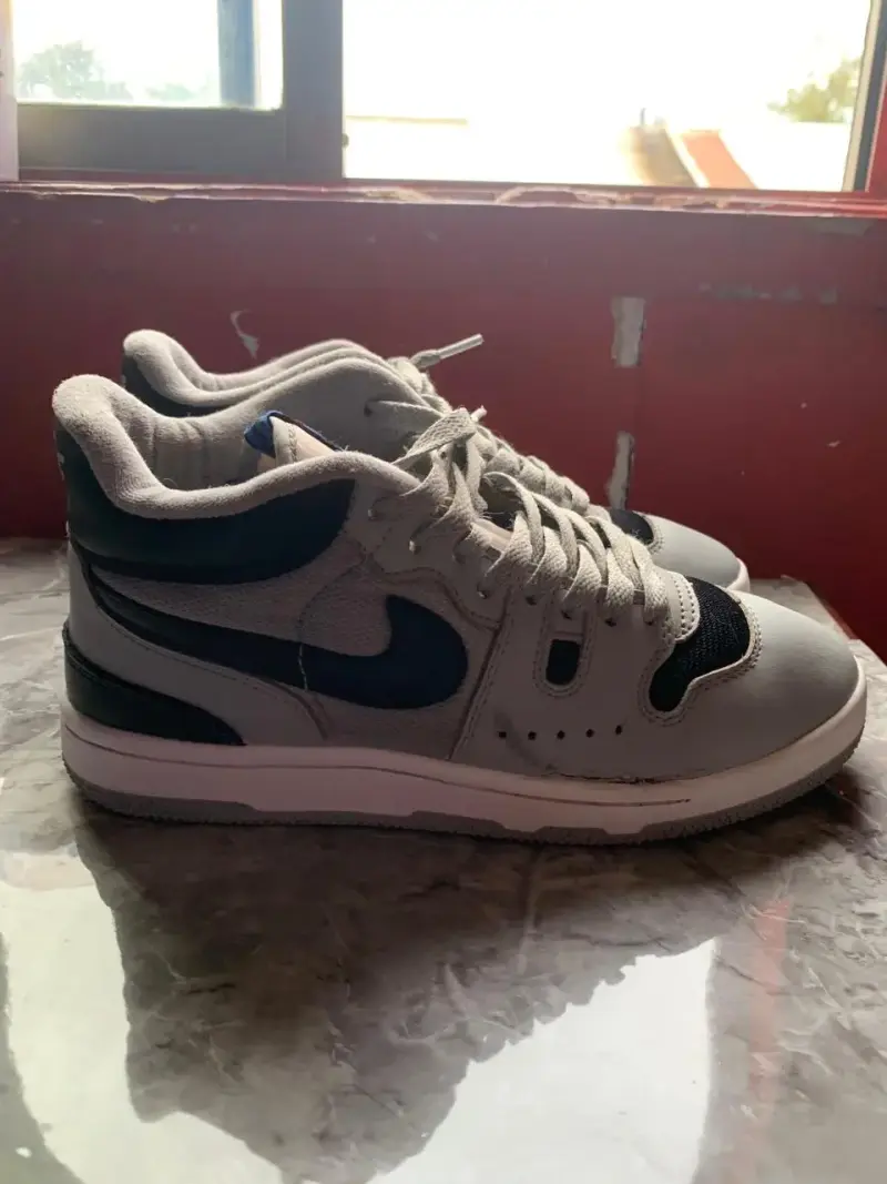 Zapatillas deportivas Nike grises y negras - 1