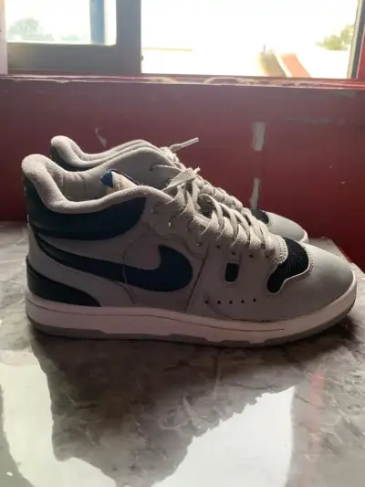 Zapatillas deportivas Nike grises y negras - miniatura 1