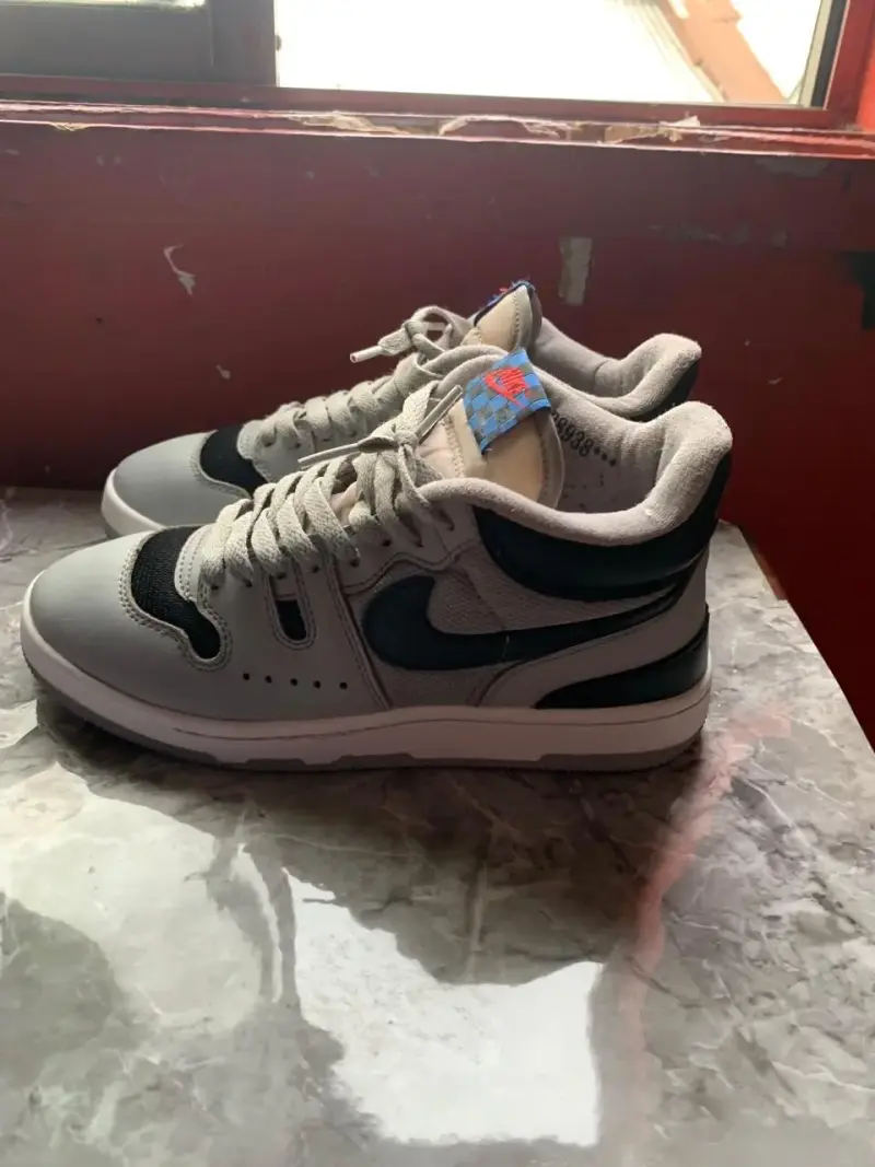 Zapatillas deportivas Nike grises y negras - 2