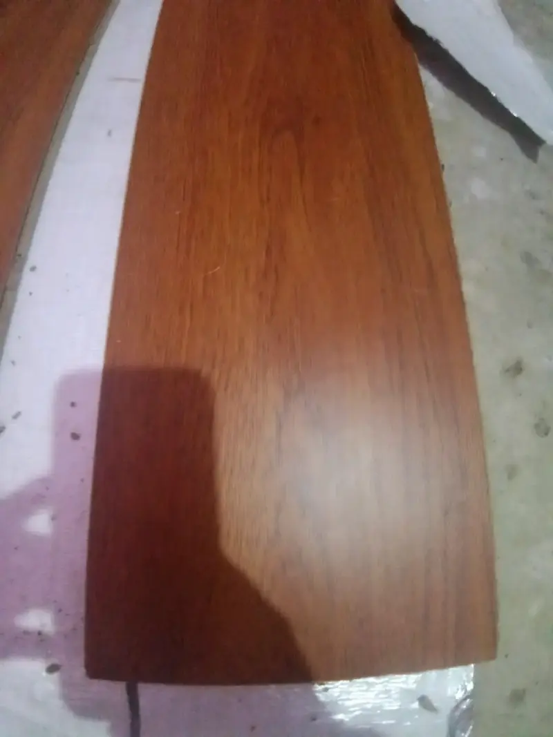 Piso flotante de madera color caoba - 1