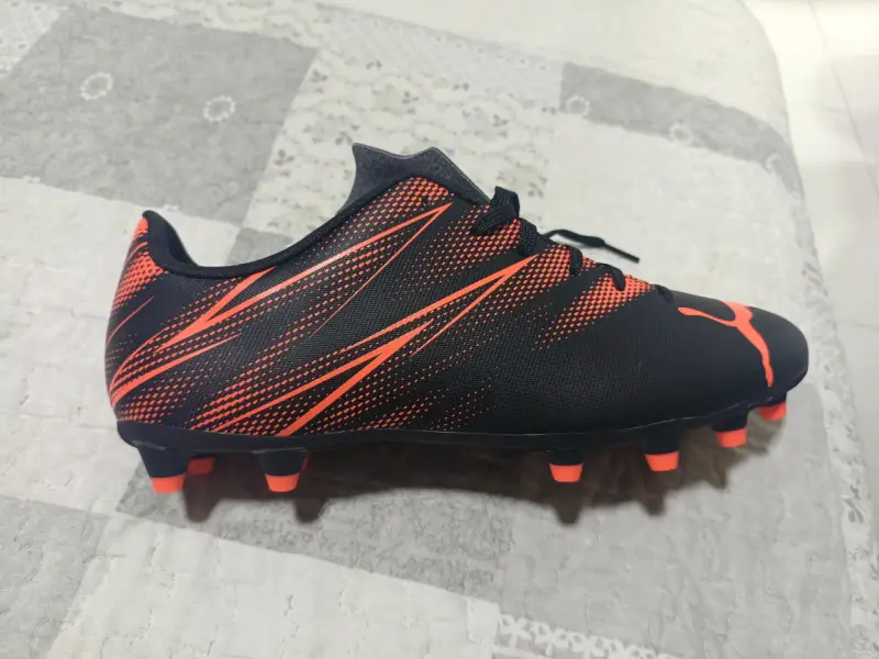 Botines de fútbol Puma negros y naranjas - 1
