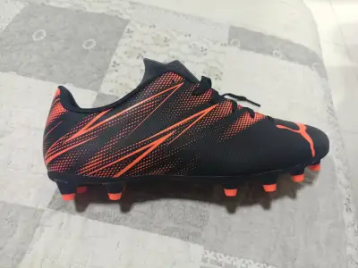 Botines de fútbol Puma negros y naranjas - miniatura 1