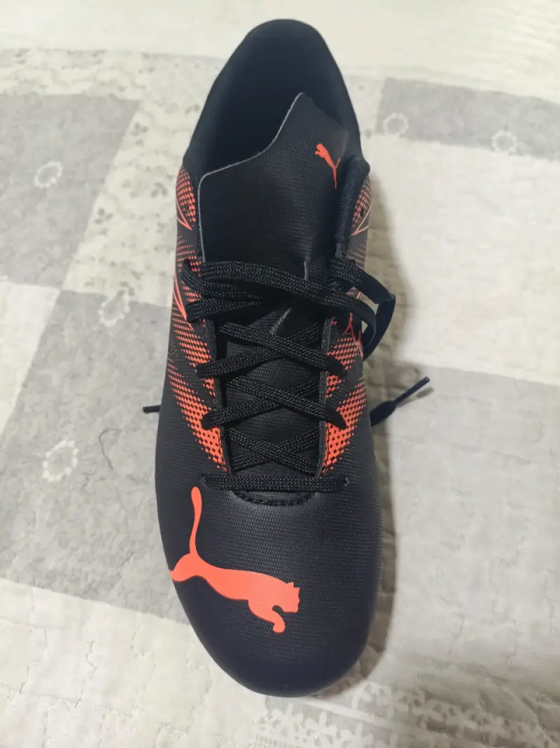 Botines de fútbol Puma negros y naranjas - 2