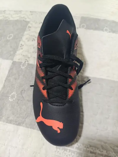 Botines de fútbol Puma negros y naranjas - miniatura 2