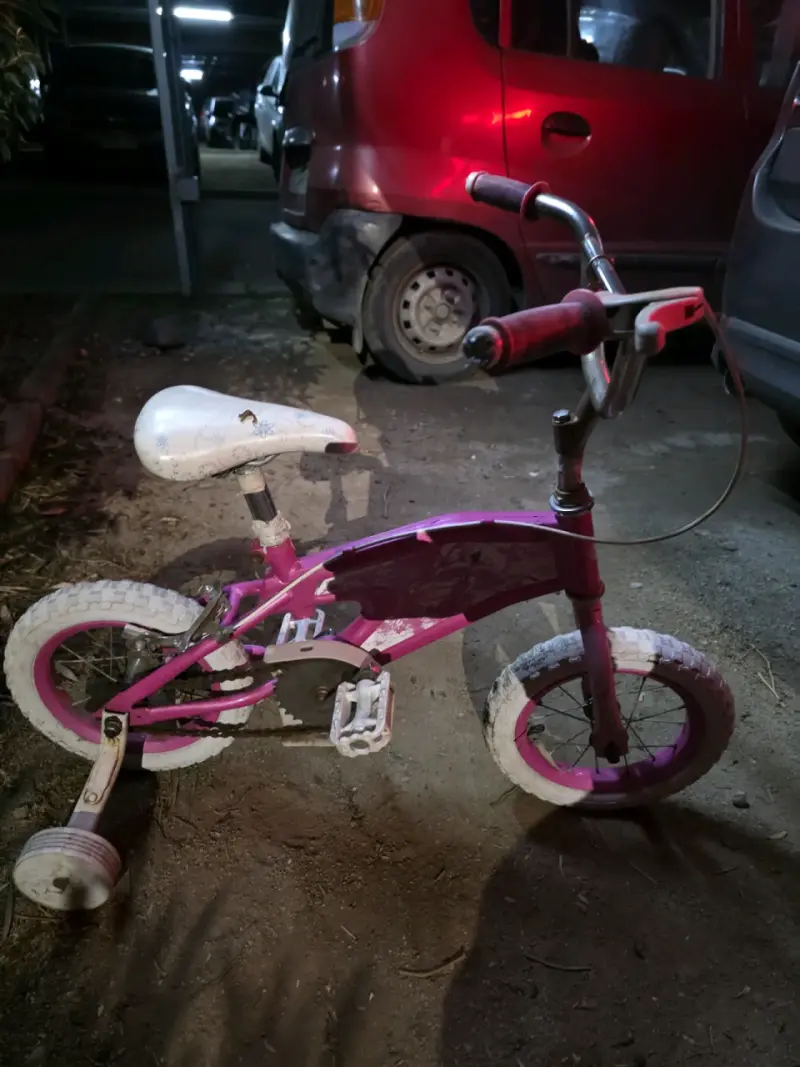 Bicicleta infantil rosada con ruedas de apoyo - 1