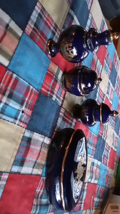 Juego de porcelana azul con detalles dorados - miniatura 1