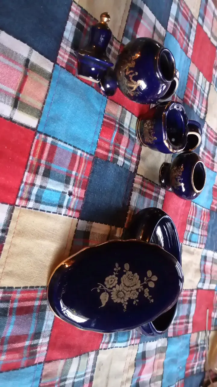 Juego de porcelana azul con detalles dorados - 2