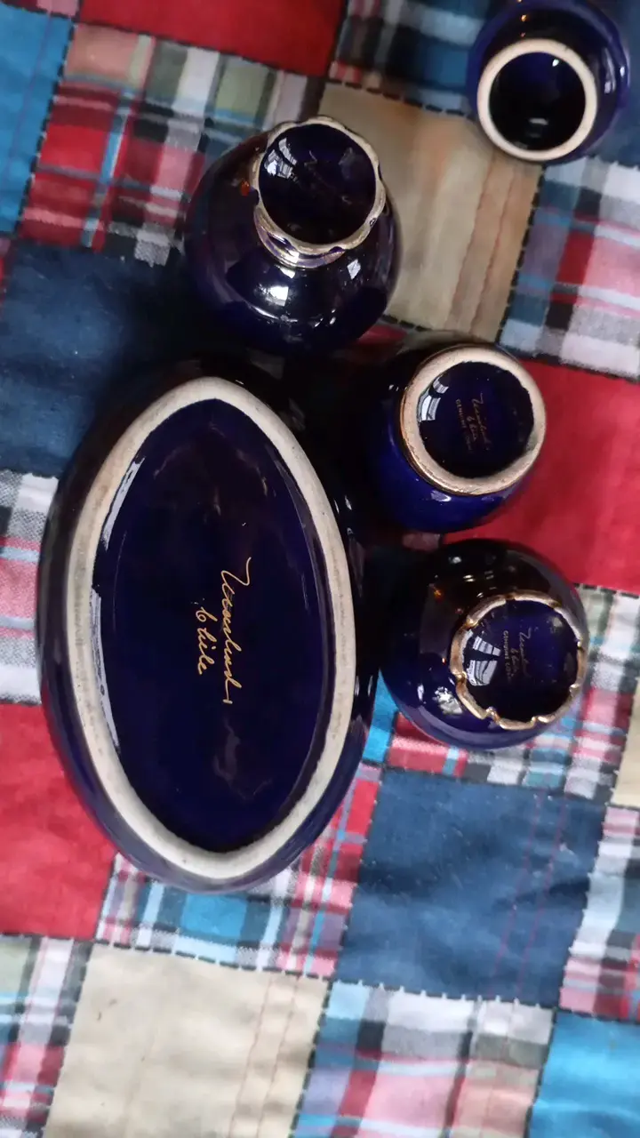 Juego de porcelana azul con detalles dorados - 3
