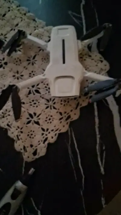 Drone compacto blanco con cámara - miniatura 1