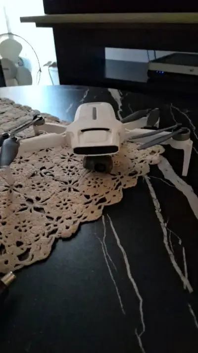 Drone compacto blanco con cámara - miniatura 2