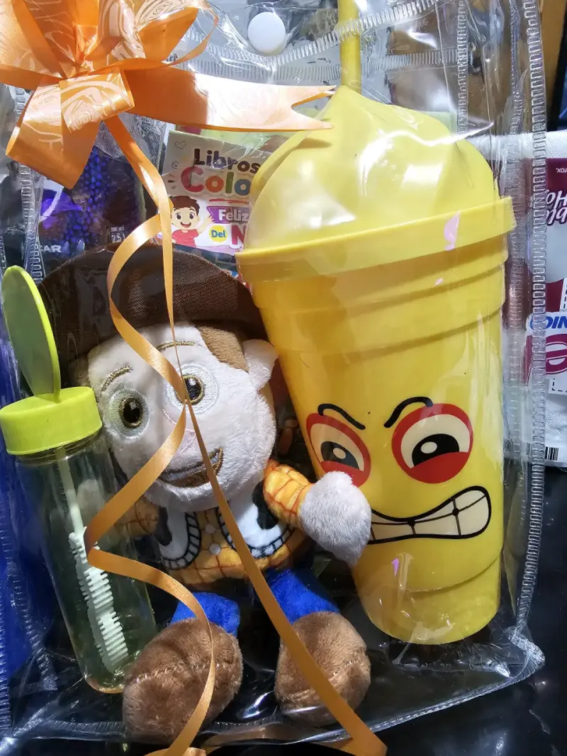 Set de Regalo Infantil con Peluches y Vasos - 5