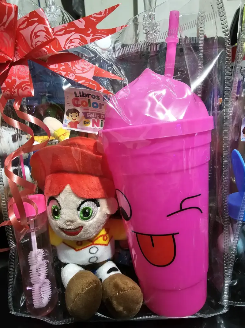 Set de Regalo Infantil con Peluches y Vasos - 6