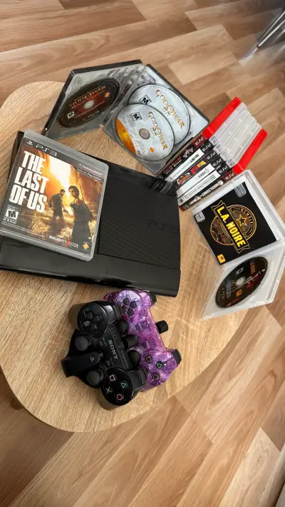 Consola PS3 con juegos y controles - miniatura 1