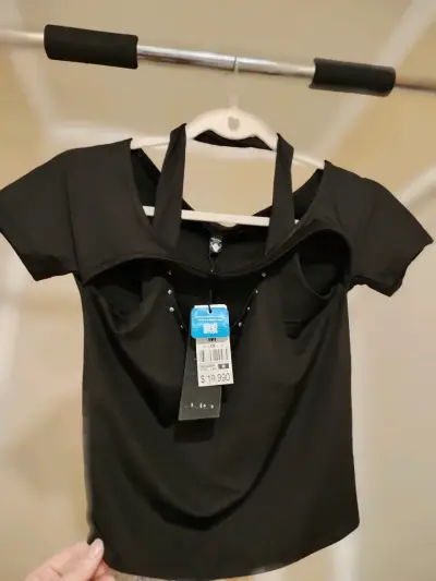 Polera negra JJO  con diseño moderno y detalles - miniatura 1
