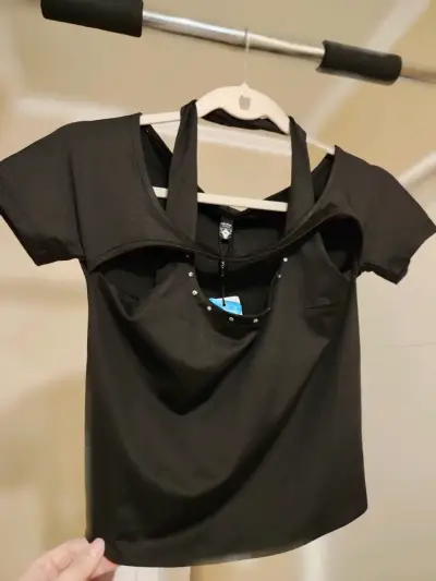Polera negra JJO  con diseño moderno y detalles - miniatura 2