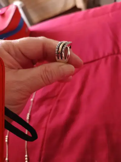 Anillo de plata con diseño de circonitas - miniatura 1