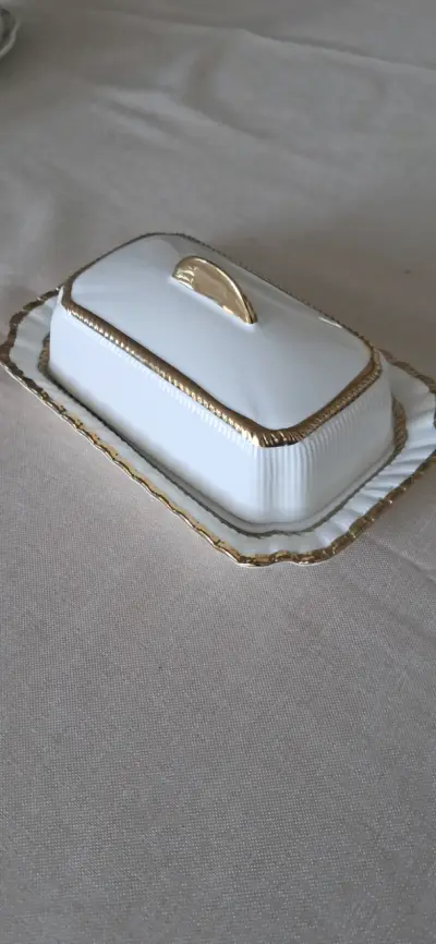 Mantequillera de porcelana con detalles dorados - miniatura 1