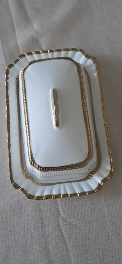 Mantequillera de porcelana con detalles dorados - miniatura 2