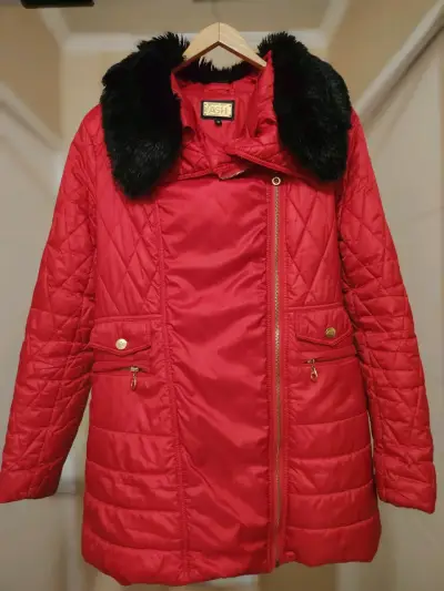 Abrigo acolchado rojo con cuello de piel sintética - miniatura 1