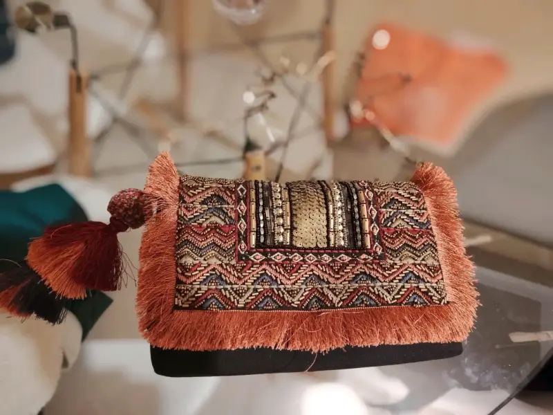 Cartera de mano bohemia con flecos y bordado - 1