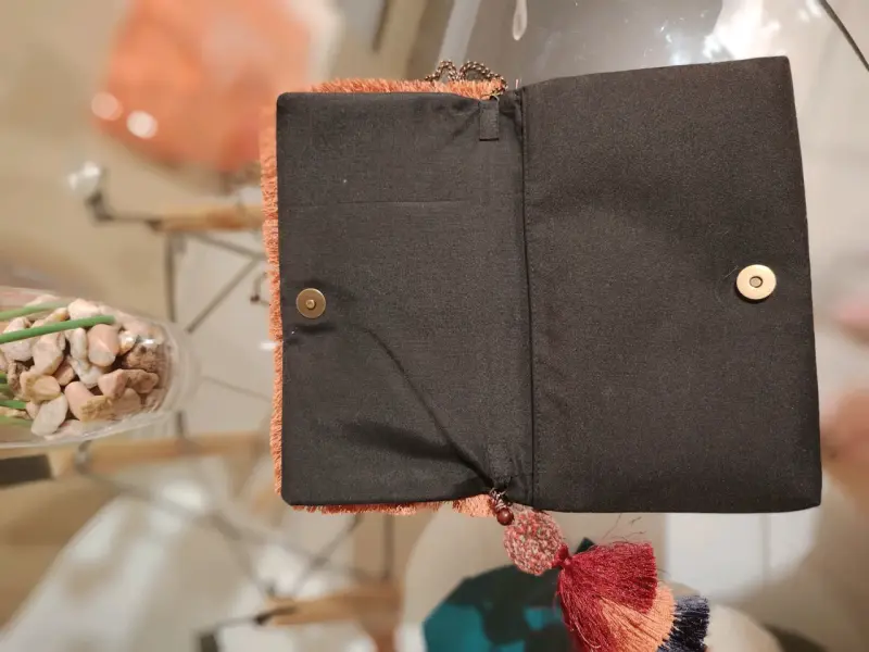 Cartera de mano bohemia con flecos y bordado - 2