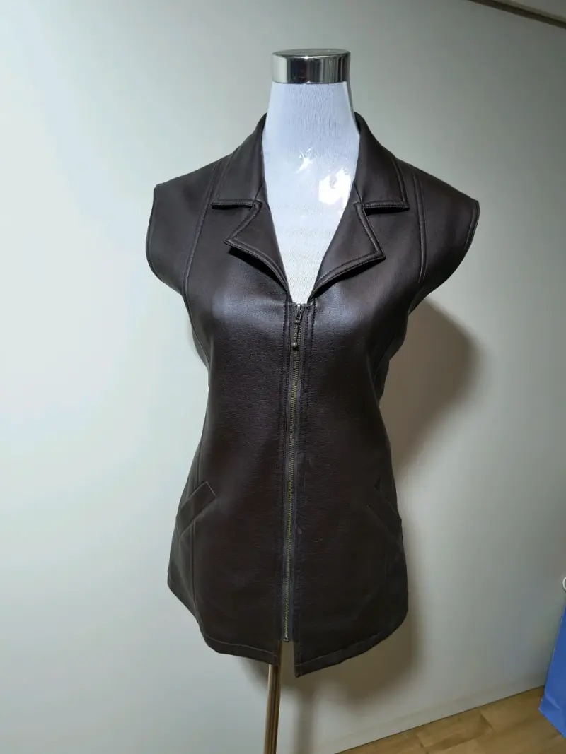 Chaqueta de cuero sintético sin mangas para mujer - 1