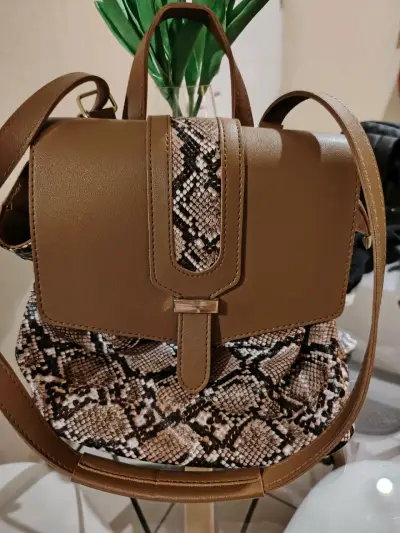 Mochila de cuero sintético con diseño de serpiente - miniatura 1