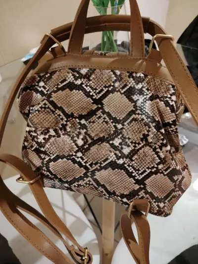 Mochila de cuero sintético con diseño de serpiente - miniatura 2