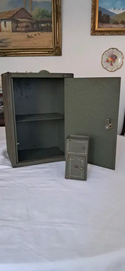 Caja fuerte antigua Bash con llave - miniatura 2