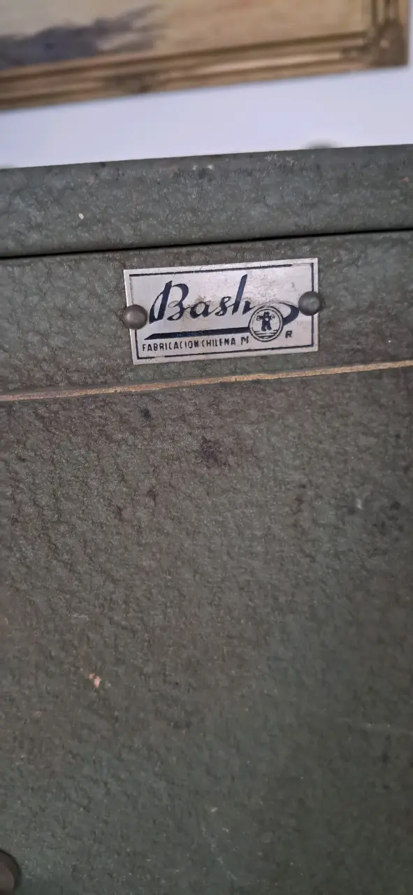 Caja fuerte antigua Bash con llave - 3