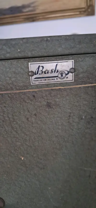 Caja fuerte antigua Bash con llave - miniatura 3