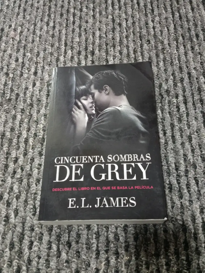 Libro Cincuenta Sombras de Grey por E.L. James - 1