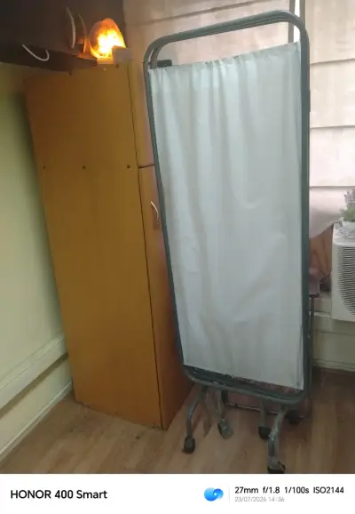 Biombo separador de ambiente plegable con ruedas - miniatura 2