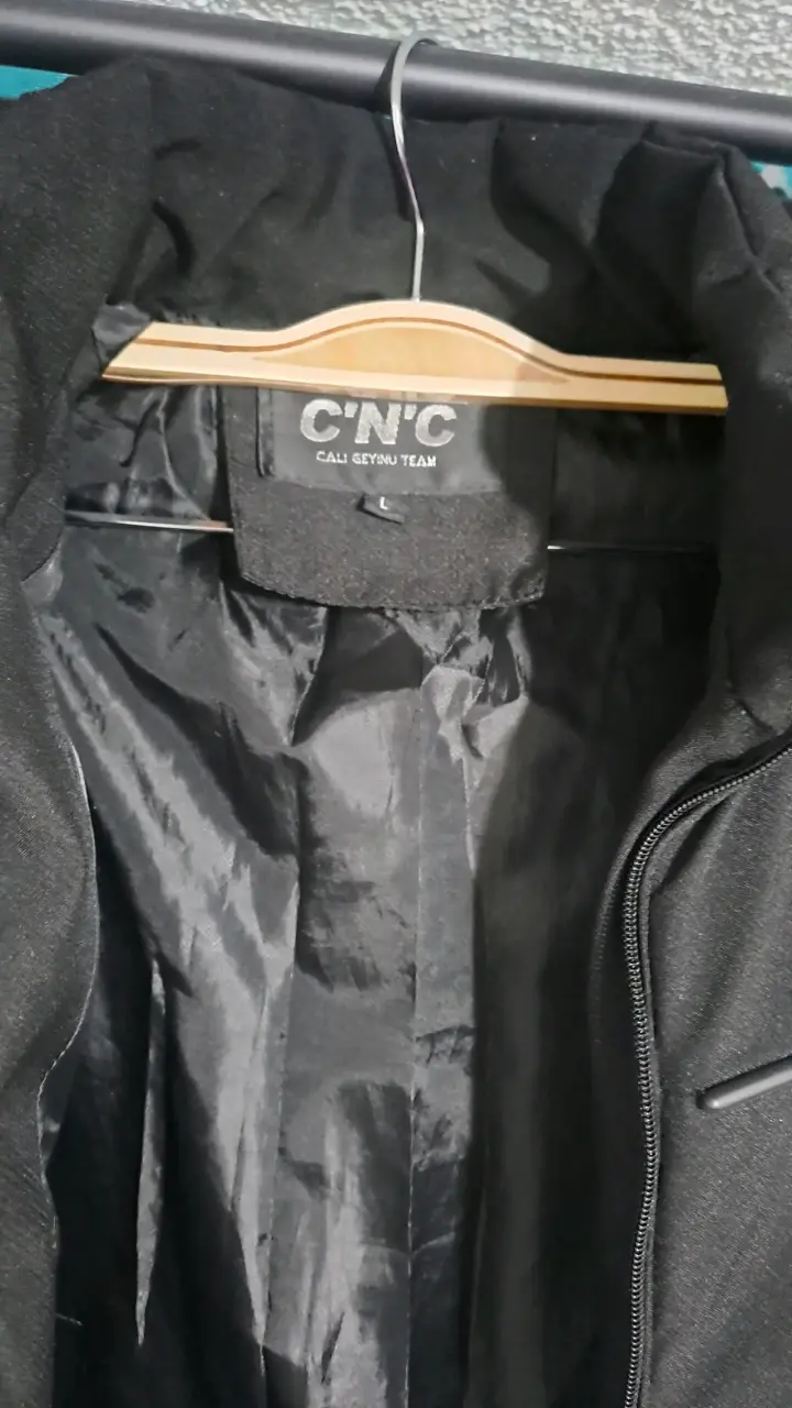 Chaqueta negra C'N'C con capucha - 3