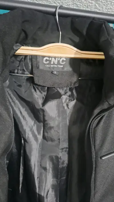Chaqueta negra C'N'C con capucha - miniatura 3