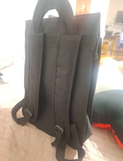 Mochila estilo cómic amarillo y negro - miniatura 2