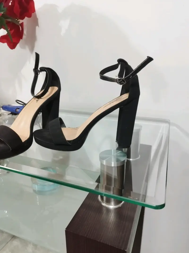 Sandalias de tacón alto negras elegantes - 1