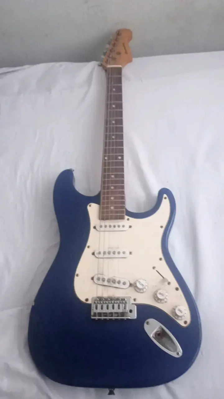 Guitarra eléctrica azul estilo Stratocaster