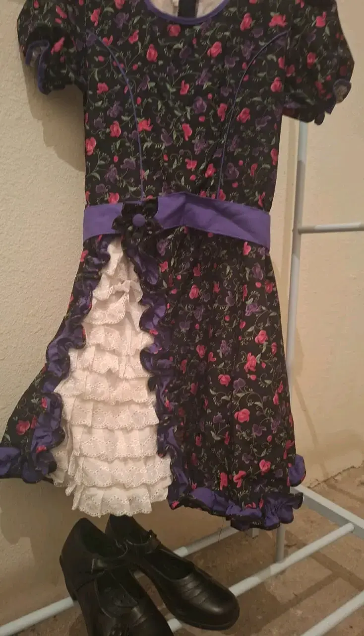 Vestido flamenco infantil con volantes y zapatos