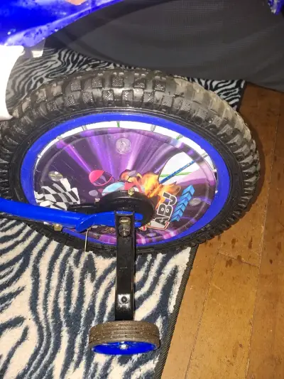 Bicicleta infantil con ruedas de entrenamiento - miniatura 1
