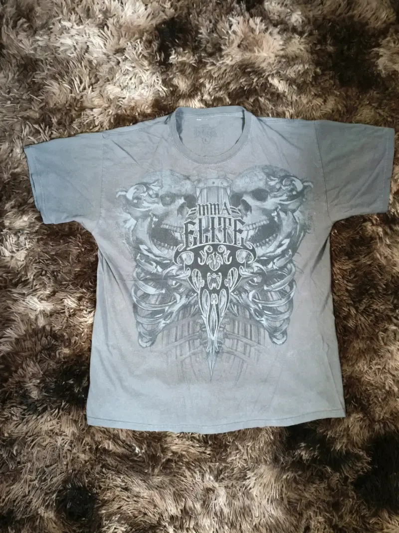 Polera gris con diseño de calaveras MMA Elite