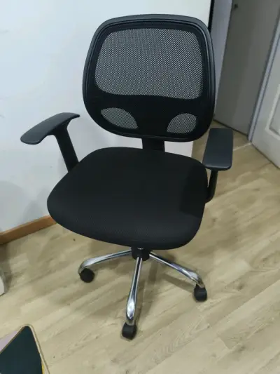 Silla de oficina ergonómica negra con ruedas - miniatura 1