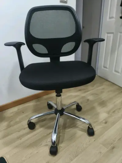 Silla de oficina ergonómica negra con ruedas - miniatura 2