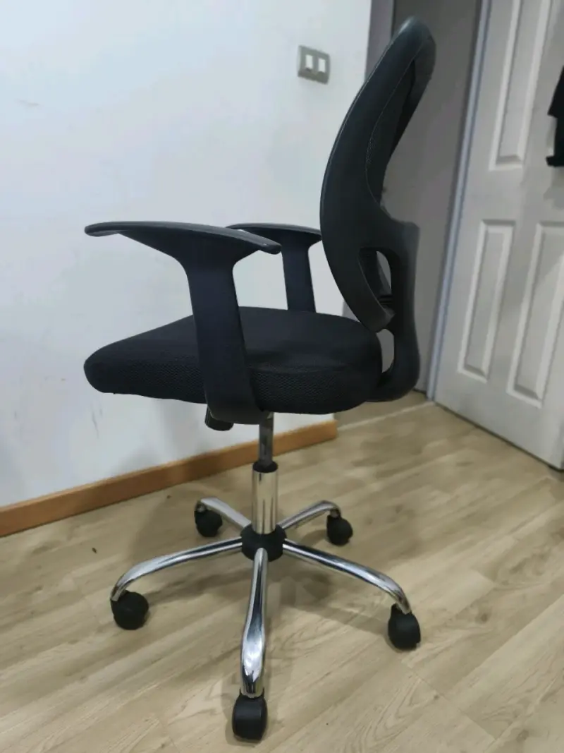 Silla de oficina ergonómica negra con ruedas - 3